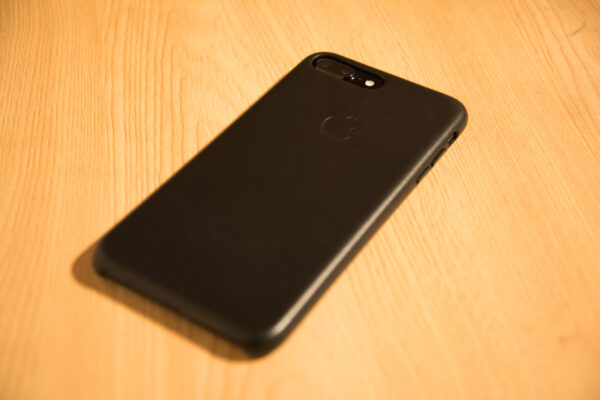 やっぱり純正が一番。iPhone 7 Plusに純正レザーケースを買いました。
