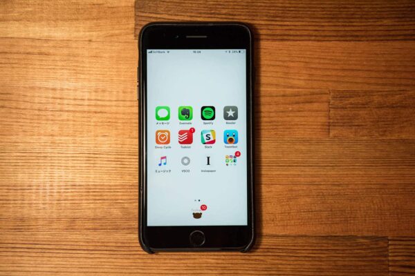 「使われる」から「使いこなす」へ。スマホの壁紙をモノトーンにして集中を保とう
