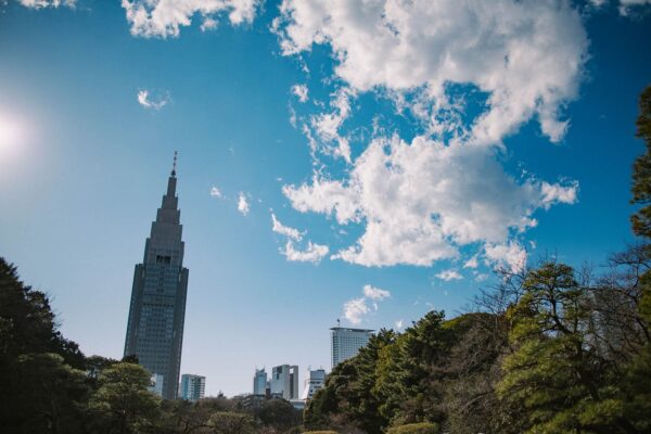 春の匂いを感じる新宿をカメラ片手に歩く