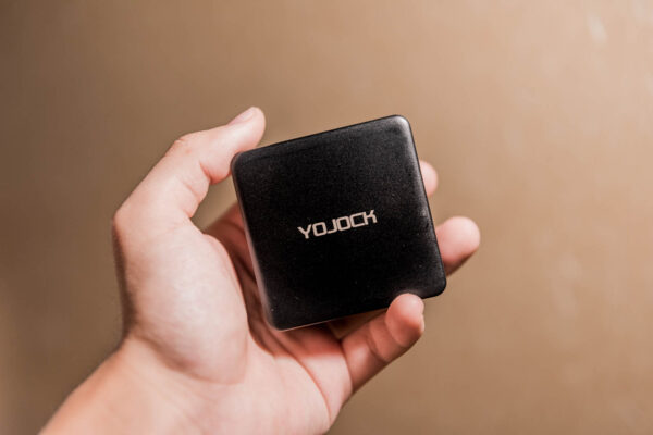 一石二鳥で身軽になろう。MacBook ProとiPhoneを同時に充電できるYOJOCKの充電器が便利すぎる