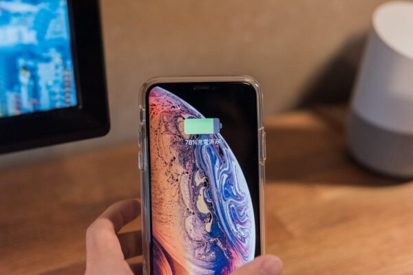 載せて、サッと。『Anker PowerWave Stand 7.5』はワイヤレス充電器の最初の一台におすすめ