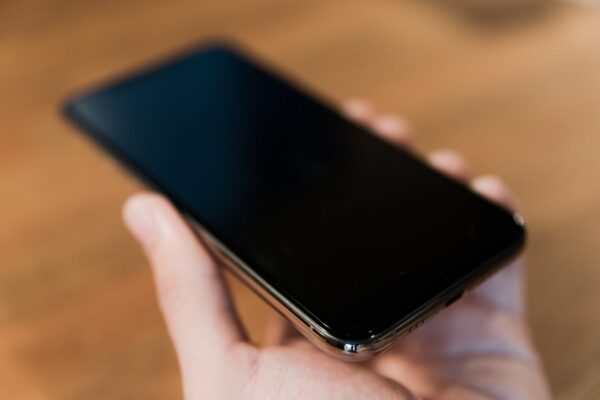 目立たない安心感。iPhone XSの画面保護にはOAprodaの全面保護ガラスがおすすめ