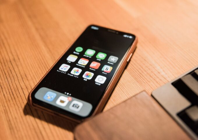 Iphoneの壁紙を白色 黒色にして集中を保とう 使われる から 使いこなす へ