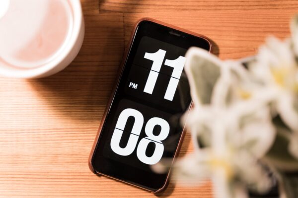 僕のデスクは時計要らず。オシャレな時計アプリ『Fliqlo』で卓上にフリップ時計を作る