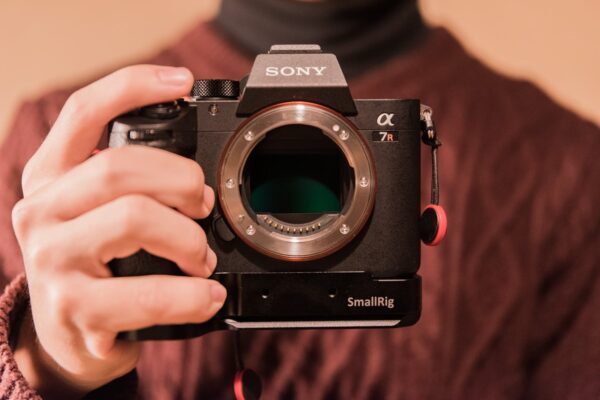 α7R IIIの「小指あまり」を解決!SmallRigのL字プレート(ブラケット)を買ってみた