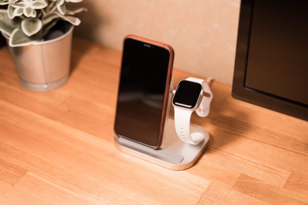 iPhoneとApple Watchを同時充電できる本革ワイヤレス充電器『Enetree EWCP02』レビュー
