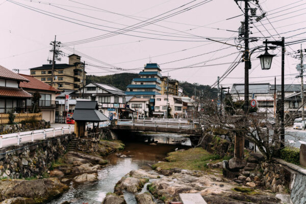 シャッター街から奇跡の再興。日本最古の湯が湧き出る場所・玉造温泉をぶらり / ハタチと旅と出雲 【PR】
