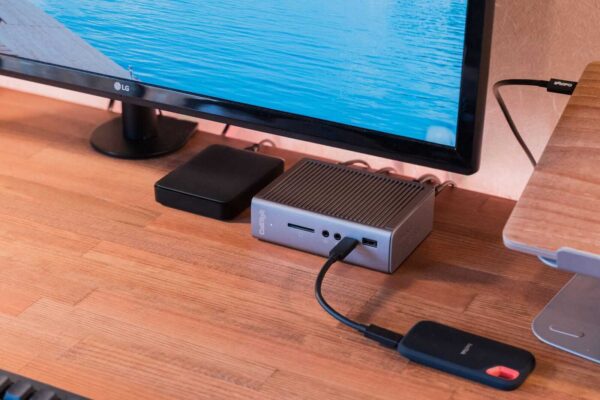 MacBook Proを擬似デスクトップ化。Thunderbolt 3から端子を増やすドック『TS3 Plus』