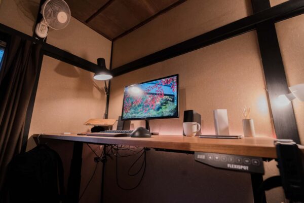四畳半に作るホームオフィス: 快適さアップ！FlexiSpotの電動スタンディングデスクを導入した