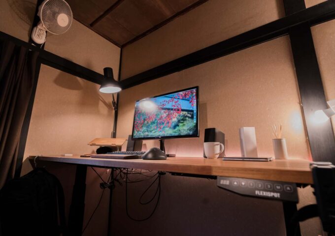 四畳半に作るホームオフィス: 快適さアップ！FlexiSpotの電動スタンディングデスクを導入した