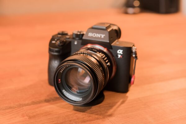 『CONTAX Planar 50mm F1.4 AEJ』をα7R IIIに装着したレビュー。標準レンズの帝王らしくキレ抜群の写り