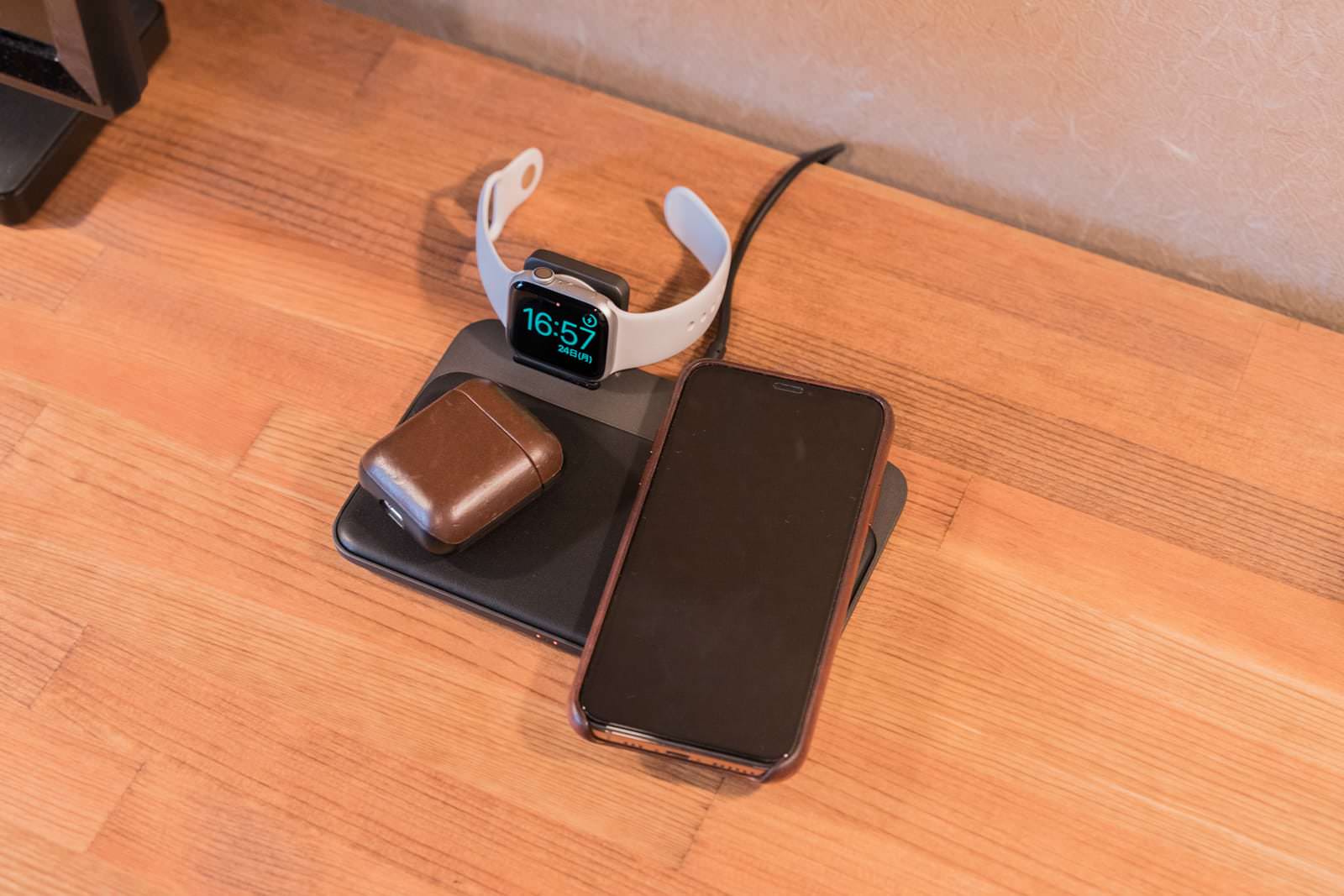 iPhone・第2世代AirPods・Apple Watchを同時に充電できるワイヤレス充電器を購入した【NOMAD Base Station