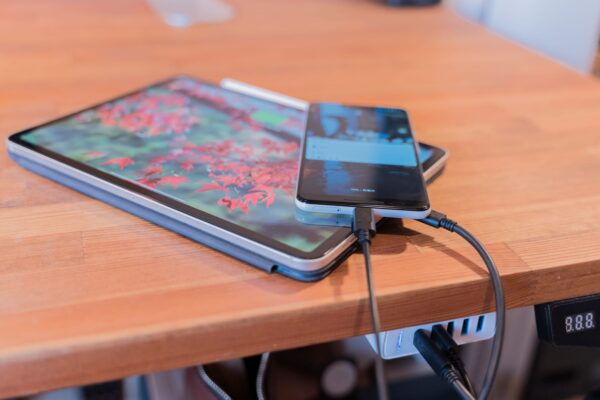 AnkerのUSB PD対応5ポート充電器をレビュー。デスク下に取り付けていつでもデバイスを充電可能に!