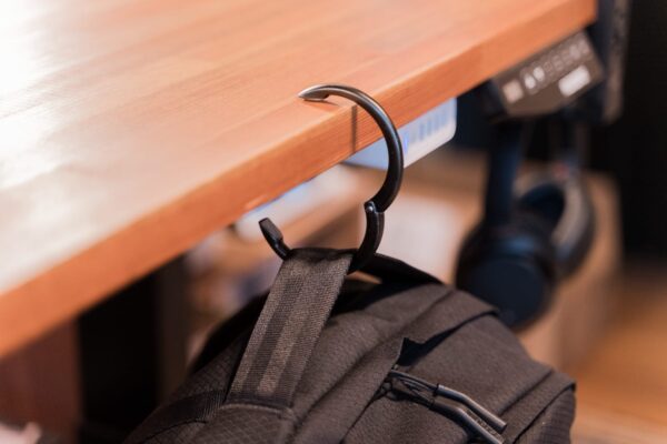 15kgの荷物をほぼどこにでも掛けられるバッグハンガー『Clipa』レビュー