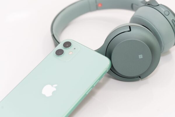 色を重視するなら間違いない！想像以上に良い色な『iPhone 11』グリーン外観レビュー