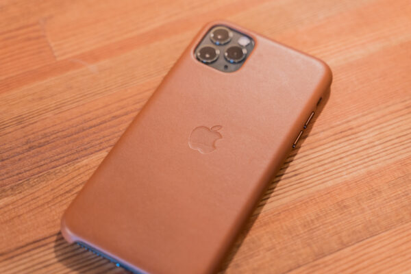 1年使うと驚きの変化!上質な質感がたまらないApple純正のiPhoneレザーケースをレビュー
