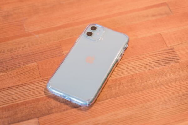iPhone 11の色が映える!1000円台で購入できるSpigen『ウルトラ・ハイブリッド』レビュー
