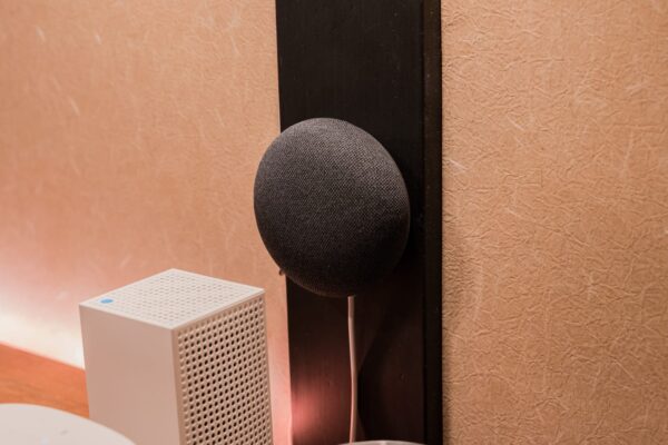 YouTubeプレミアム会員なら無料でもらえる『Google Nest Mini』レビュー。壁掛け対応で「見えない秘書」化が進む