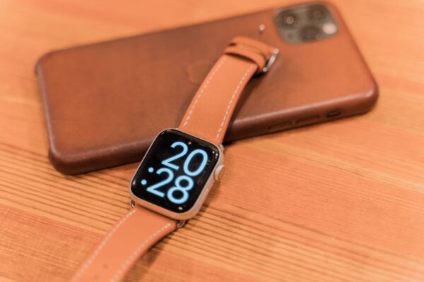 1000円台で本革バンド!脱スポーツバンドに最適なApple Watch用レザーバンドをレビュー