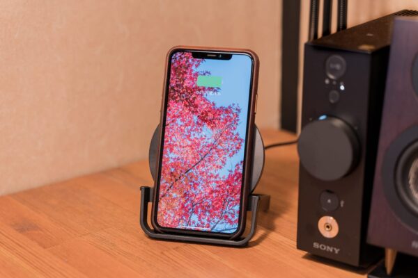 iPhoneをハイスピードでワイヤレス充電できるBelkinのスタンド型充電器をレビュー【PR】