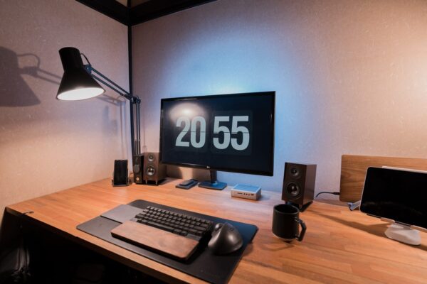 モニター裏に貼り付けてオシャレデスクを演出できる『Philips Hue Play ライトバー』レビュー