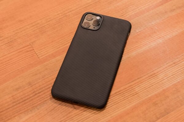 驚異の薄さ0.6mm!PITAKAの『Air Case』は大きく重いiPhone 11 Pro Maxのケースに最適