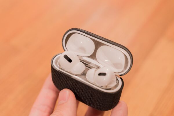 内部のゴミ溜まりとサヨナラできる、AirPods向けの金属粉カバーを買ってみた