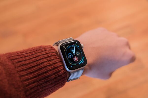 値段なんと999円!金属製で純正に近い質感のApple Watch用ミラネーゼループバンドをレビュー