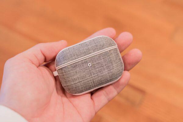 2000円でキャンパス生地を採用した、使い心地の良いAirPods Proケースをレビュー