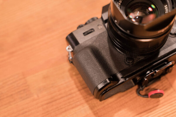 FUJIFILM X-T30用の純正グリップをレビュー!持ち心地が大幅改善&使い勝手も向上