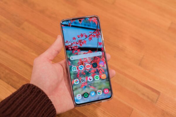 ブルーの色味がたまらない『Galaxy S20 5G SC-51A』のクラウドブルーを写真でチェック!