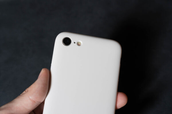 iPhone SE(2020)の背面をミニマルに守る。『MYNUS for iPhone SE』をレビュー