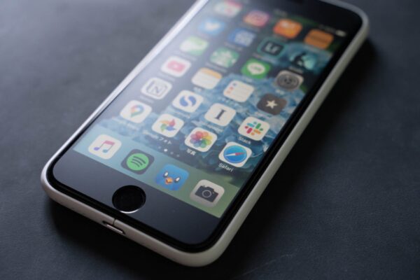 好みのガラスはどっち?DeffのiPhone SE(2020)用ガラス2種を比較してみた