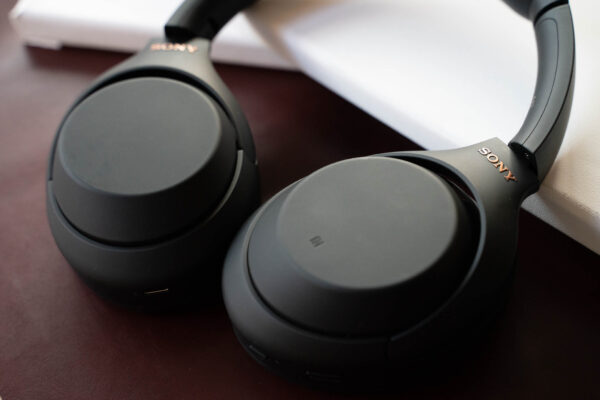 ソニー『WH-1000XM4』レビュー。細かな使い勝手が向上したノイズキャンセリングヘッドホンの決定版