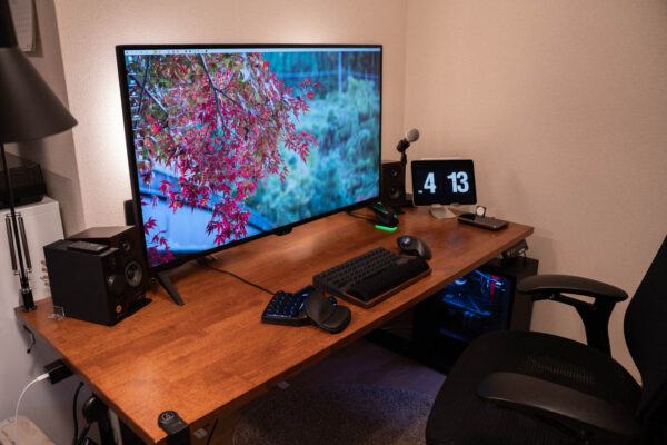 1LDKに作り上げる最強のデスク環境。43インチ4K・Win/Macを使う大学生ブロガーの2020年末デスクツアー