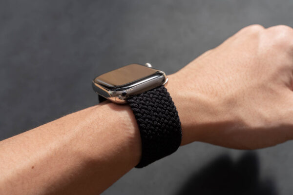 2,000円で買える、ブレイデッドソロループに限りなく近いApple Watch用バンドをレビュー