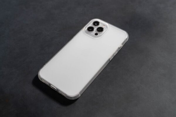 MagSafeにこだわらないなら最適な、デザイン性に優れたiPhoneケース『フロストプロ』レビュー【PR】