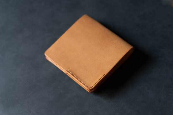 肉厚レザーを使ったコンパクトな財布『HITOE Fold』レビュー。硬貨も入って使い勝手は概ね良好!