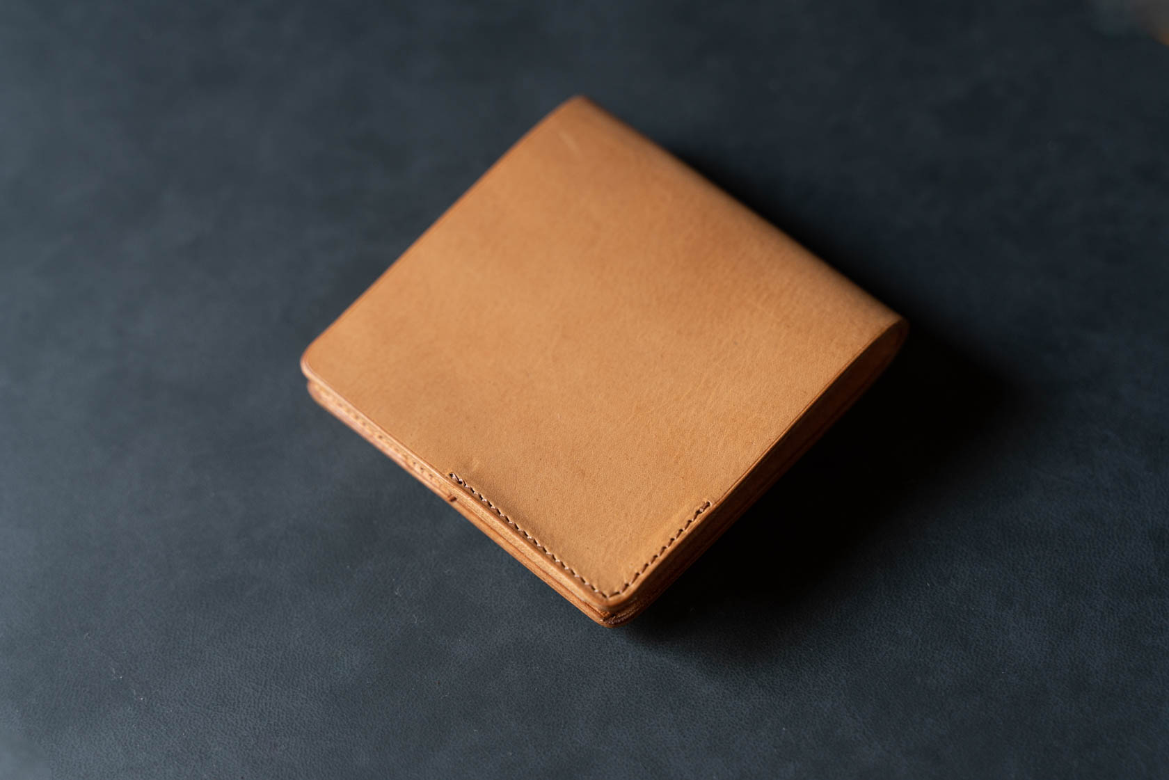 肉厚レザーを使ったコンパクトな財布『HITOE Fold』レビュー。硬貨も 