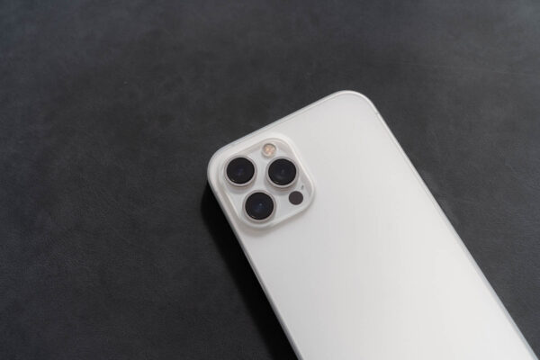 薄さ0.6mm、iPhone 12シリーズにフィットするCASEFINITE『フロストエア』レビュー【PR】