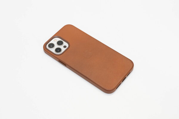 iPhone 12シリーズ用純正『レザーケース』長期使用レビュー。MagSafe対応で質の高いケース