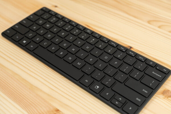 まるでWindows版Magic Keyboardな、マイクロソフト純正の『デザイナーコンパクトキーボード』をレビュー