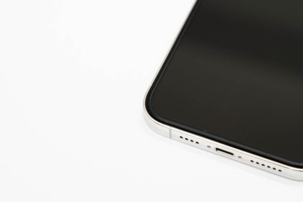 iPhone 12シリーズ用保護ガラス『BUMPER GLASS』レビュー。フレーム付きでガラスとスマホをしっかり保護【PR】