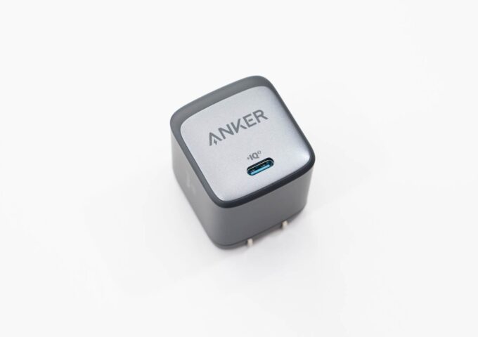 『Anker Nano II 45W』レビュー。500円サイズで45W PD出力対応のポーチに最適な充電器