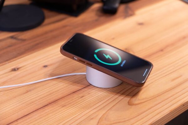 Apple純正MagSafe充電器をスタイリッシュに使える、STOUCHIのMagSafeスタンドをレビュー
