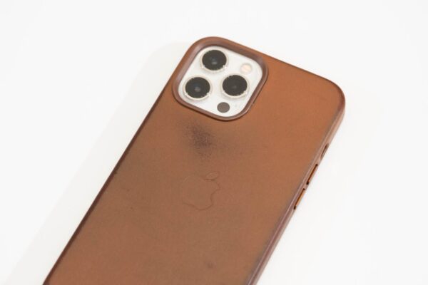iPhone 12シリーズ純正『レザーケース』を半年使ってみた。経年変化の具合まとめ