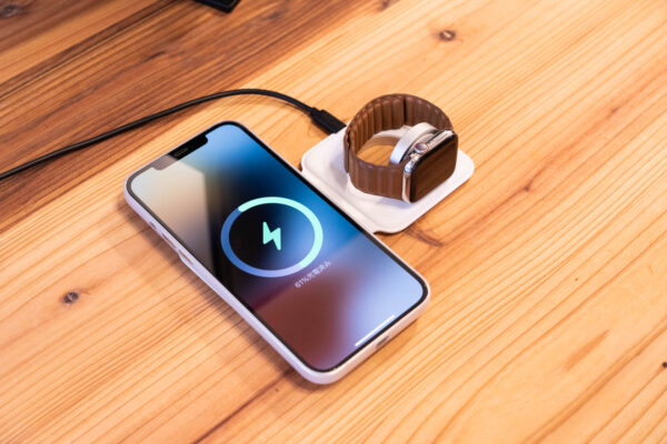 旅に出て初めてその必要性が分かった。『MagSafeデュアル充電パッド』レビュー