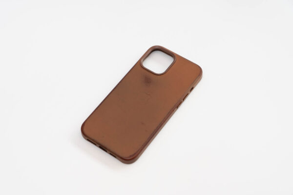 iPhone 12シリーズ純正『レザーケース』を1年使ってみたレビュー。経年変化を楽しめる人に最適
