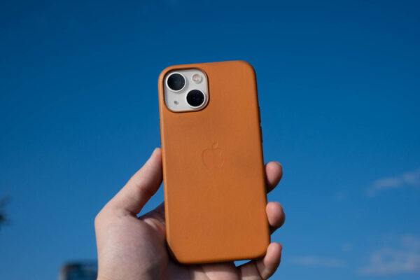 結局、馴染むのはこれ。iPhone 13シリーズ用純正レザーケース・ゴールデンブラウンをレビュー