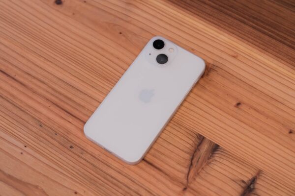 0.3mmの薄さでiPhone 13 miniを守る、memumiのiPhoneケースをレビュー